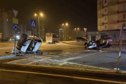 Kavşaktaki kazada otomobillerden biri yan yattı, diğeri takla attı: 2 yaralı
