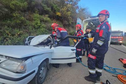 Kaya parçası otomobilin üzerine düştü: 5 yaralı