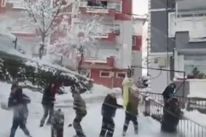 Kaydıkları alanı temizlemeye gelen iş makinesine kartoplarıyla karşılık verdiler