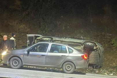 Kayganlaşan yolda otomobil devrildi