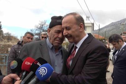 Kayıp baş arama çalışmalarında acılı baba, Vali Erin’e sarılarak gözyaşlarına boğuldu