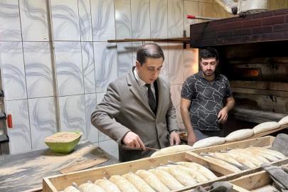 Kaymakam Başar fırında ekmek pişirip, çay ocağında kahve hazırladı