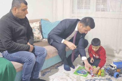 Kaymakam Özdemir miniklere oyuncak dağıttı