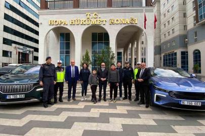 Kaymakamdan öğrencilere Togg’un yeni modeli ile şehir turu