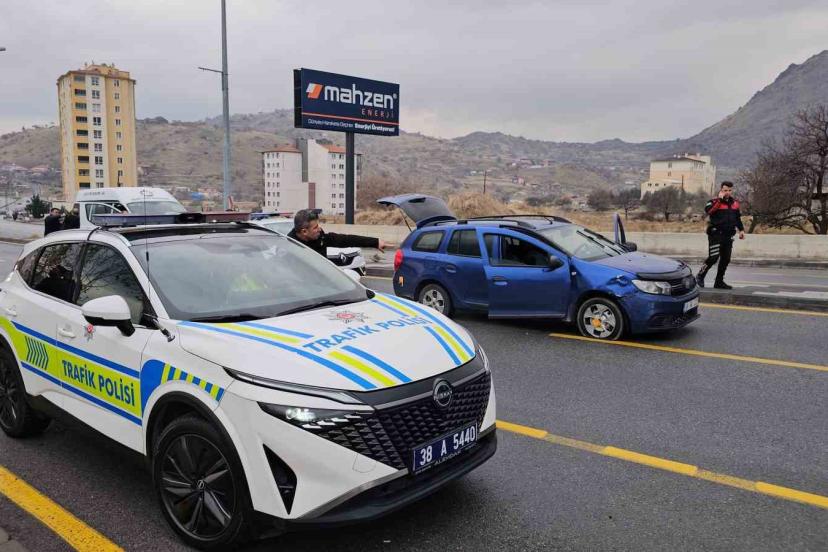 Kayseri’de 3 polis aracına çarparak kaçan şüpheli araç lastiklerine ateş edilerek yakalandı