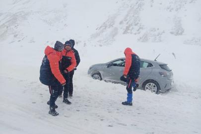 Kayseri’de AFAD ekipleri mahsur kalan araçlara yardıma koştu