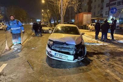 Kayseri’de iki otomobilin çarpıştığı kazada 3 kişi yaralandı