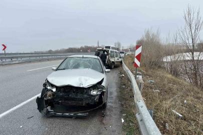 Kaza yapan araçlarının yanında bekleyen vatandaşlara otomobil çarptı: 5 yaralı