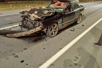 Kazada hurdaya dönen otomobil sürücüsü ağır yaralandı