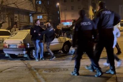 Kazada savrulan otomobil kaldırımdaki yayalara çarptı: 4 yaralı