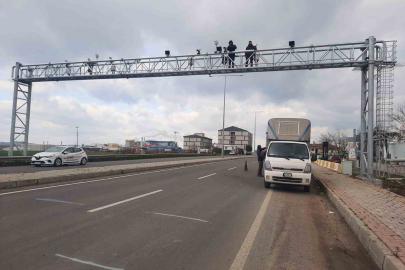 Kazada zarar gören otoyol plaka tanıma sistemi direği yenilendi