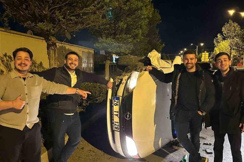 Kazalı araçla hatıra fotoğrafı çekindiler