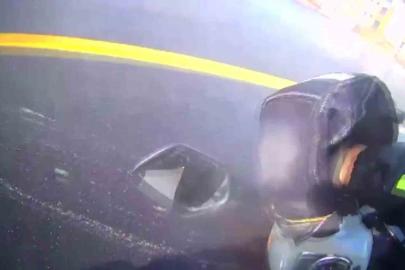 Kazayı burnu kanamadan atlatan motosikletlinin yardımına koşan sürücü yürekleri ısıttı