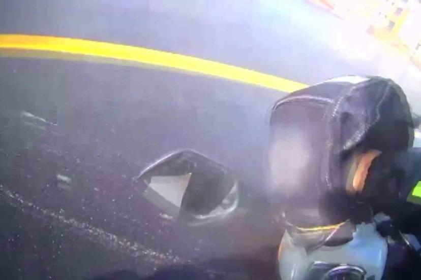 Kazayı burnu kanamadan atlatan motosikletlinin yardımına koşan sürücü yürekleri ısıttı