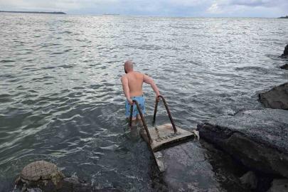 Kdz. Ereğli’de avukat soğuk havaya aldırış etmeden denize girdi