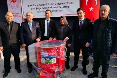 Keban’da çiftçilere makine dağıtıldı