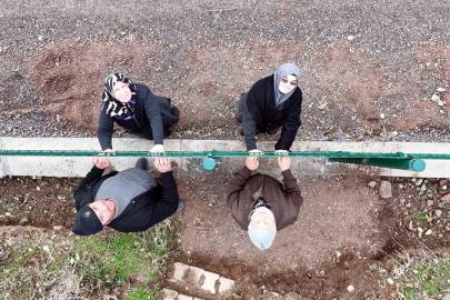 Kemal Sunal’ın propaganda filmi gerçek oldu: Tel örgüyle ikiye bölünen mahallede vatandaşlar ihtiyaçlarını gidermek için 5 kilometre yürüyor