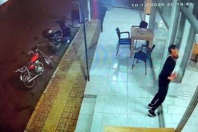 Kendi sildiği camı fark etmeyip yüzünü çarpan garson neye uğradığını şaşırdı