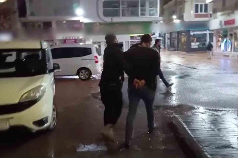 Kendi yaptığı gizli odada saklandı, polisten kaçamadı