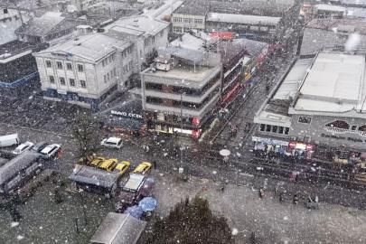 Kent merkezinde lapa lapa yağan kar havadan görüntülendi
