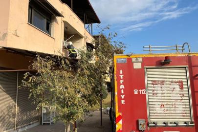 Kırıkhan’da çatıda mahsur kalan kediyi itfaiye kurtardı