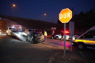 Kırıkkale’de minibüs ile otomobil kafa kafaya çarpıştı: 2 yaralı