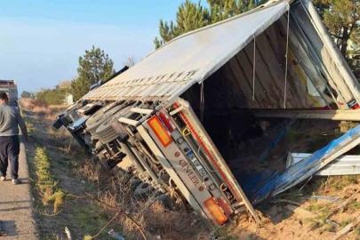 Kırıkkale’de tır devrildi: 5 büyükbaş hayvan telef oldu