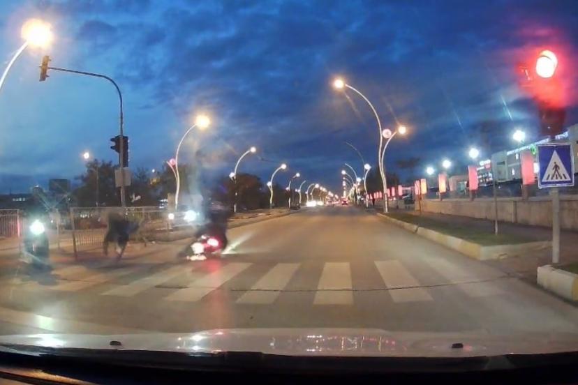 Kırmızı ışık ihlali yapan motosikletli yayaya çarptı, 2 kişi yaralandı: O anlar kamerada