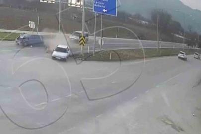 Kırmızı ışıkta bekleyen otomobile arkadan otomobil çarptı: Kaza anı kamerada