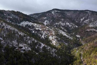 Kızılcahamam’da kar yağışı etkili oldu: Soğuksu Milli Parkı’nda kartpostallık manzaralar oluştu