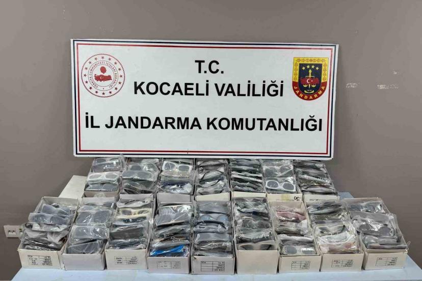 Kocaeli’de 2,6 milyon TL’lik kaçak gözlük ve tütün operasyonu