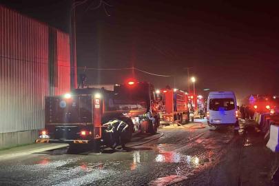 Kocaeli’de geri dönüşüm deposunda yangın: 1 yaralı