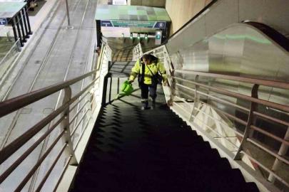 Kocaeli’de üst geçitlerdeki buzlanmaya özel solüsyonla müdahale ediliyor