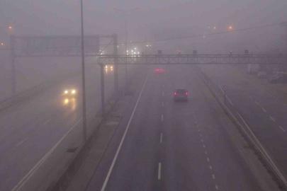 Kocaeli’de yoğun sis trafiği olumsuz etkiledi: Görüş mesafesi 75 metreye düştü