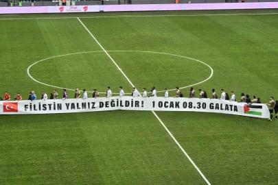 Kocaelispor-Erzurumspor maçında takımlar sahaya Filistin pankartıyla çıktı