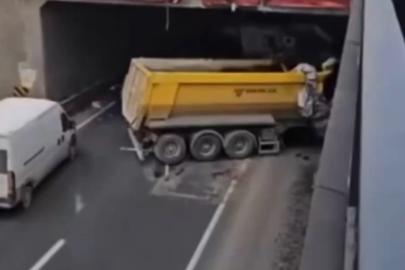 Kontrolden çıkan hafriyat kamyonu başka bir araca ve alt geçide çarptı