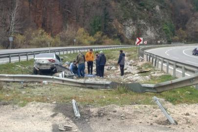 Kontrolden çıkan otomobil bariyerlere çarpıp refüje girdi; 2 kişi yaralı