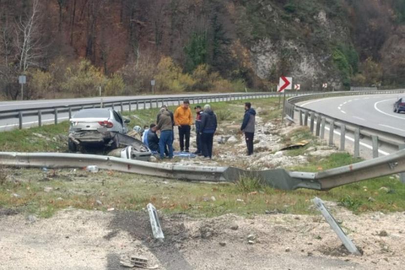 Kontrolden çıkan otomobil bariyerlere çarpıp refüje girdi; 2 kişi yaralı