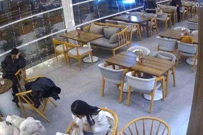 Kontrolden çıkan otomobil kafeteryaya girdi: Saniyelerle kurtuldular