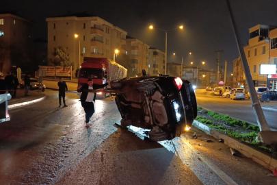 Kontrolden çıkan otomobil önce takla attı sonra direğe çaptı: 3 kişi yaralandı