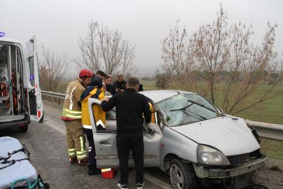 Kontrolden çıkan otomobil refüje ve bariyerlere çarptı: 1 ölü, 1 yaralı