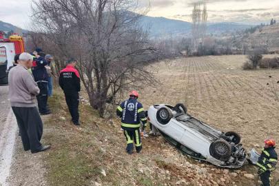 Kontrolden çıkan otomobil tarlaya uçtu; 2 yaralı