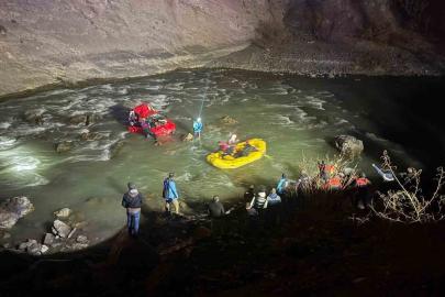Kontrolden çıkan otomobil Zap Suyu’na uçtu: 1’i ağır yaralı