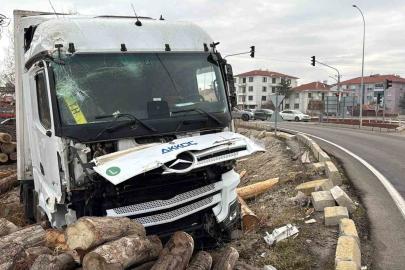 Kontrolden çıkan tır, kereste fabrikasının deposuna girdi