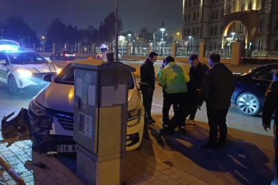 Kontrolü kaybedip trafik levhalarına çarptı: 1 yaralı