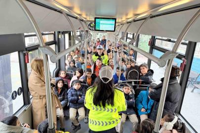 Konya Büyükşehir’in nezaket otobüsü öğrencilere trafik kültürünü aşılıyor