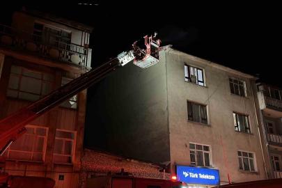 Konya’da 3 katlı binanın çatısında yangın paniği