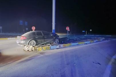 Konya’da otomobil refüje çıktı: 3 yaralı