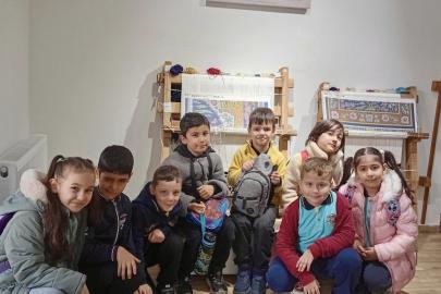 Körfez’de ilkokul öğrencileri Hereke halısının yapım aşamalarını inceledi