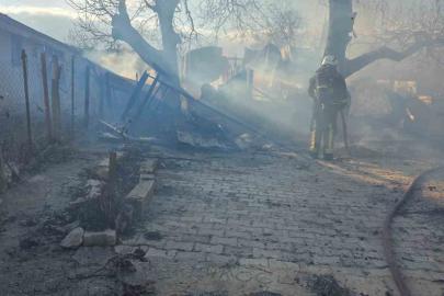 Korkuteli’nde yanan ev kullanılamaz hale geldi